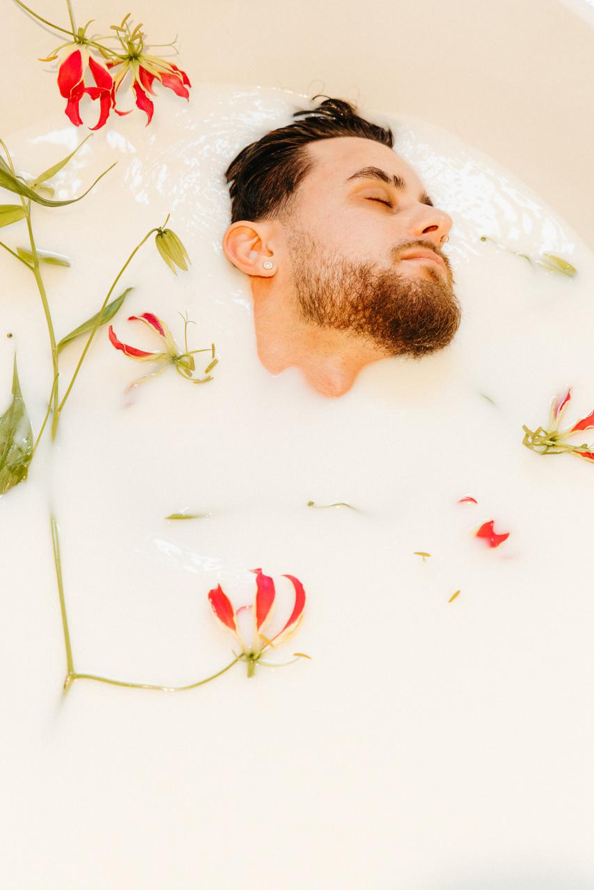 Portrait artistique de couple dans un cadre élégant et romantique