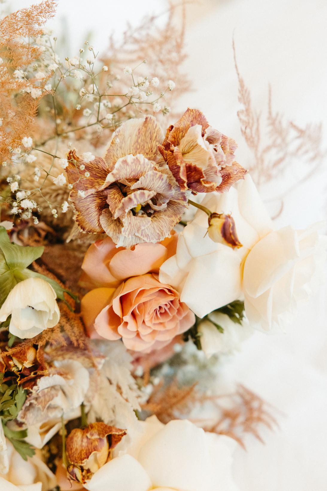 Bouquet de mariage automnal aux couleurs chaudes et composition artistique