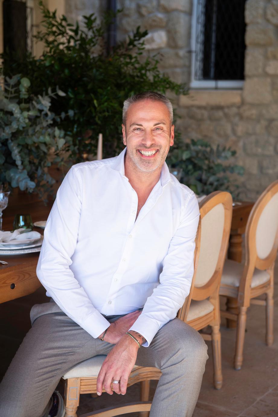 Portrait professionnel de Christophe, wedding planner spécialisé en mariages de luxe