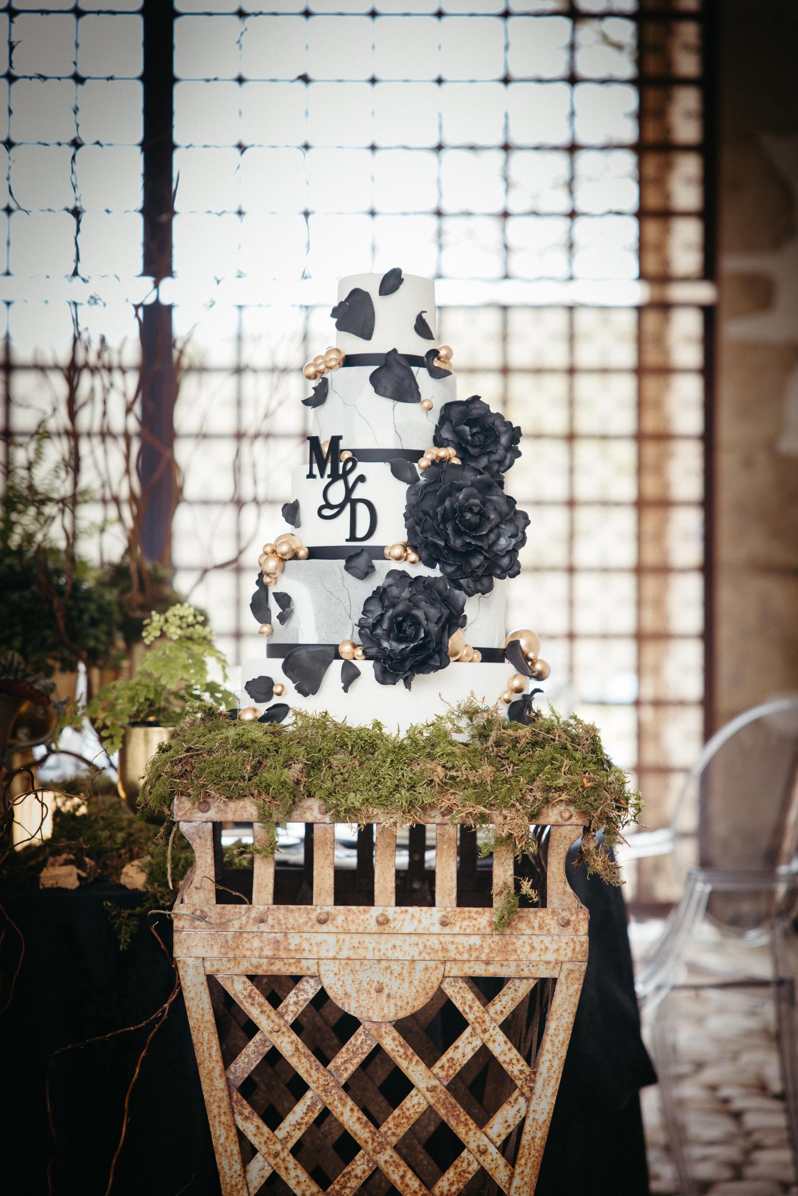 Décoration de mariage élégante avec jeu de lumières et harmonie des couleurs