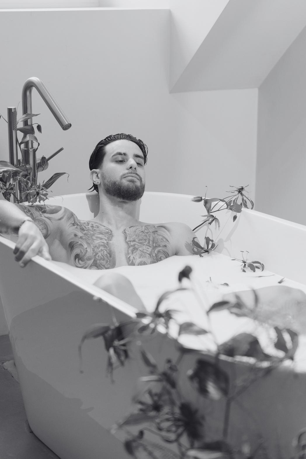 Détail floral raffiné et arrangement décoratif pour mariage de luxe