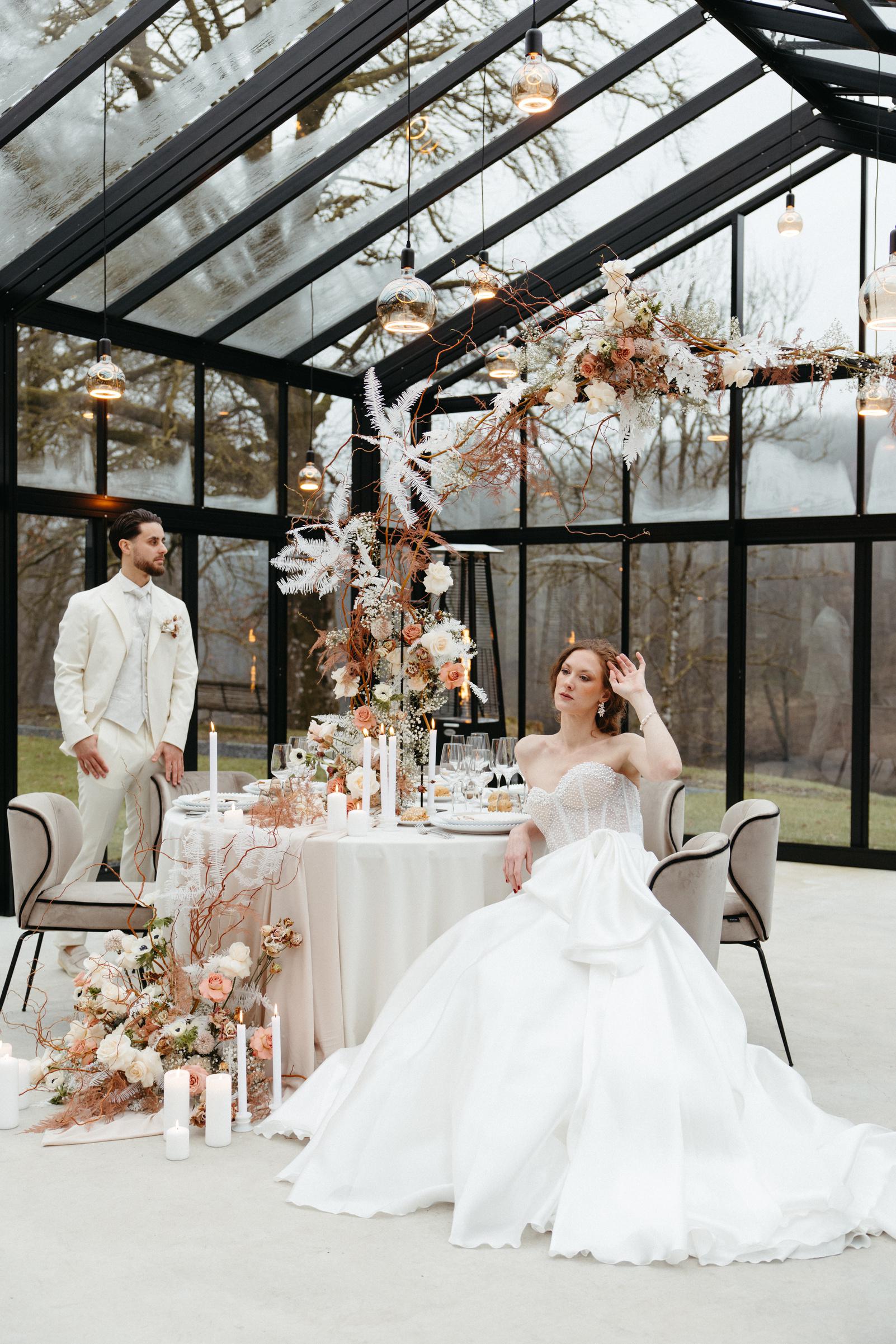 Scène de mariage romantique avec décoration soignée et atmosphère intimiste
